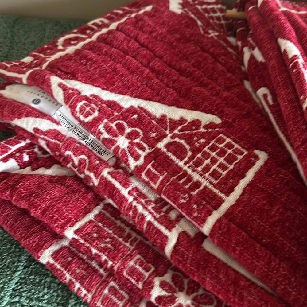 Berkshire Home Holiday Gingerbread Throw Blanket Red & White NEW